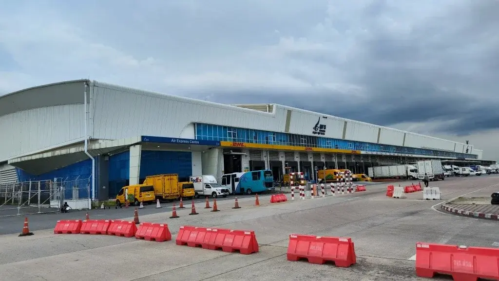 Courier vehicles and shipments outside the Air Express Centre